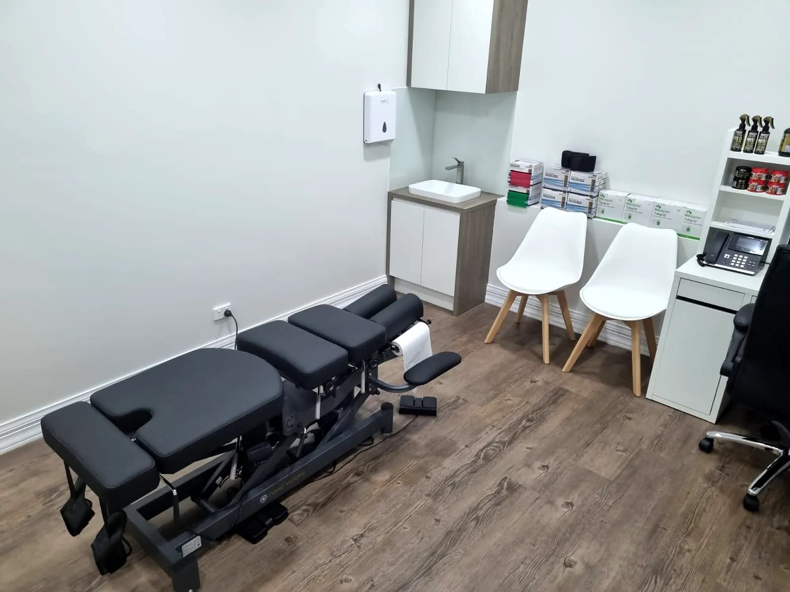 Treatment room with a treatment table and two chairs